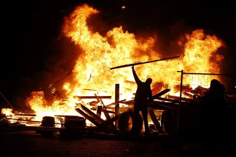 Người biểu tình lấy củi ra đốt cháy tại Đại lộ Champs-Élysées. (Nguồn: AFP)