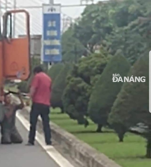 Tài xế Trần Duy Hưng bắt đồng nghiệp quỳ giữa đường (ảnh do CSGT cung cấp).