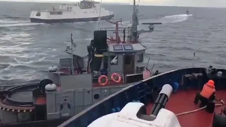 Phía Nga xác nhận thông tin bắt giữ 3 tàu của hải quân Ukraine và sử dụng vũ khi để ngăn các tàu này. Ảnh: Dailymail.
