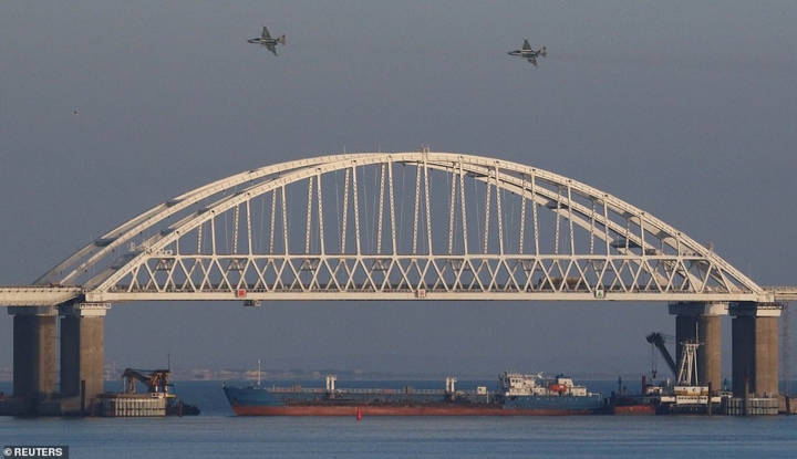 Hai máy bay chiến đấu của Nga được điều đến khu vực xảy ra va chạm. Một tàu hàng cỡ lớn được đặt dưới chân cầu tại eo biển Kerch, chặn lối vào Biển Azov. Ảnh: Reuters.