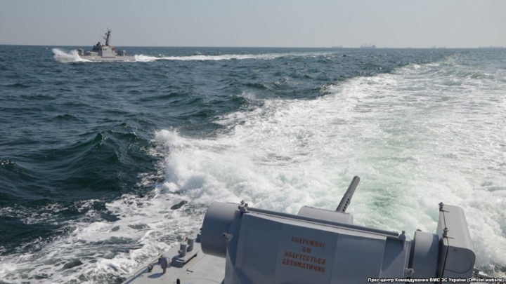 Tuyên bố của FSB cho biết: “Vào lúc 19h (giờ Moscow), ba chiếc tàu của Hải quân Ukraine là Berdyansk, Nikopol và Yani Kapu đã tiến hành những hoạt động bất hợp pháp tại vùng lãnh hải của Nga”.