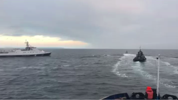 FSB cho biết các tàu Hải quân Ukraine hướng tới Crimea nhưng không có tín hiệu xin phép tiến vào nào. Ảnh: RT.