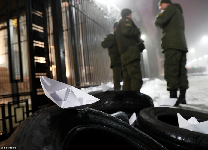 Lực lượng an ninh đang tuần tra lối vào đại sứ quán Nga, ngăn chặn nguy cơ biểu tình bùng phát thành các vụ bạo lực. Ảnh: Reuters. 