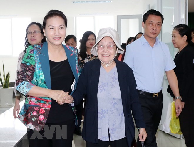 Chairwoman of the National Assembly Nguyen Thi Kim Ngan meets with voters in Can Tho city (First from left).