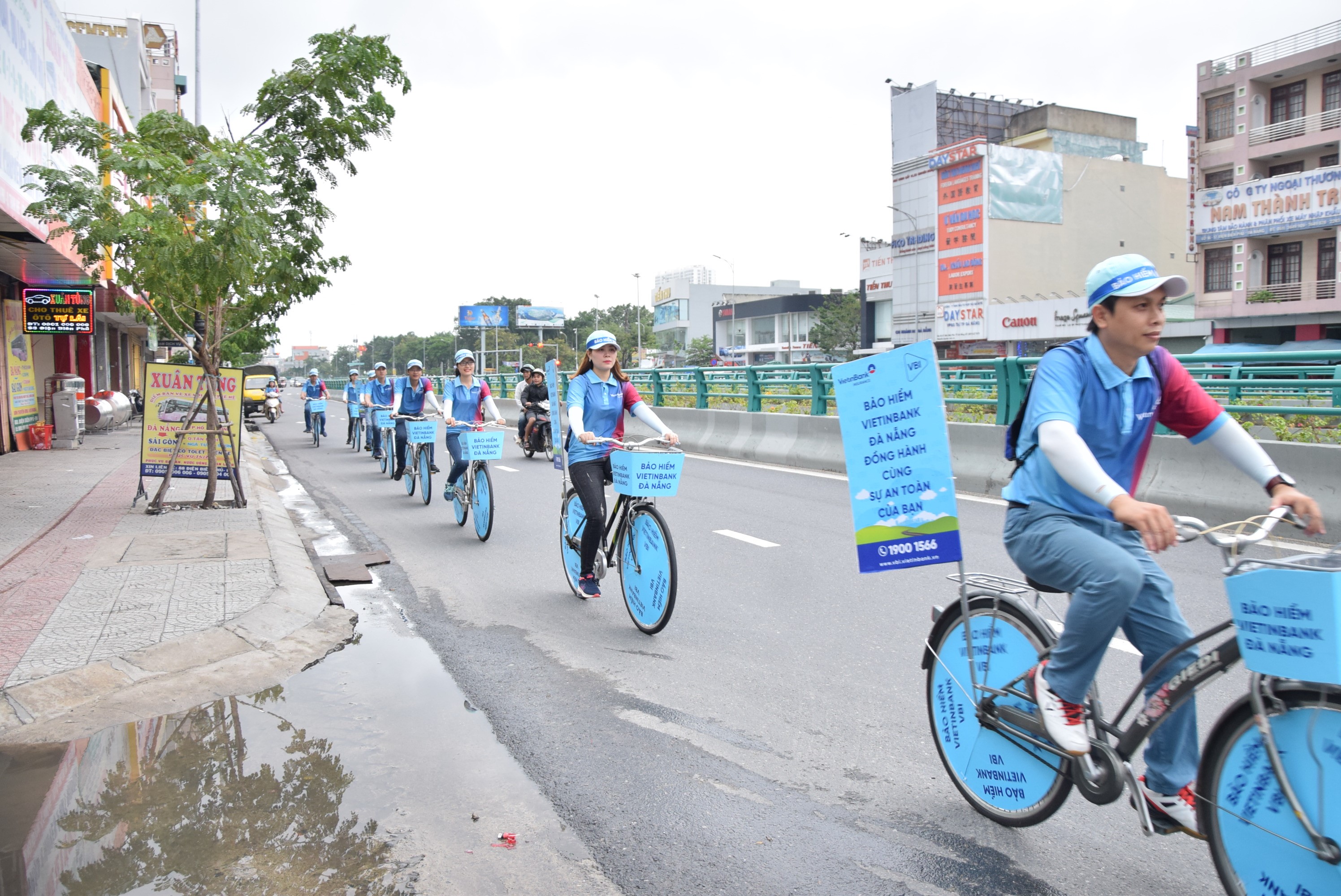  Chương trình roadshow vì an toàn giao thông dọc các tuyến phố trung tâm tại thành phố Đà Nẵng diễn ra trong 2 ngày 24, 25-11-2018.