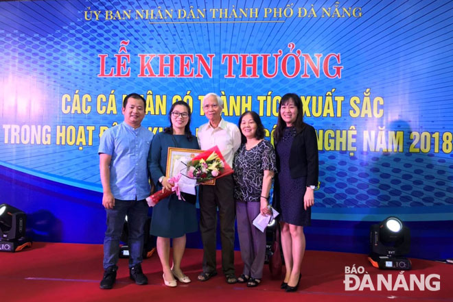 TS. Lê Thị Xuân Thùy (thứ 2 từ trái) chụp ảnh lưu niệm tại lễ khen thưởng hoạt động nghiên cứu khoa học công nghệ năm 2018 của thành phố.