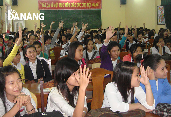 Học sinh nữ Trường THPT Nguyễn Hiền tham gia sinh hoạt về chăm sóc sức khỏe sinh sản.
