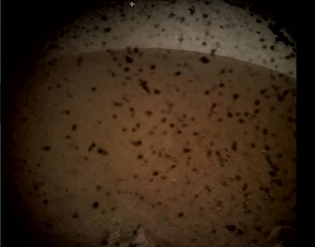 Tàu vũ trụ Mỹ NASA mang tên InSight đã thành công hạ cánh trên sao Hỏa hôm 26/11 sau khi bay qua khí quyển của hành tinh đỏ. Hình ảnh sao Hỏa đầu tiên do tàu InSight gửi về chỉ 4 phút sau khi hạ cánh. Ảnh: NASA.