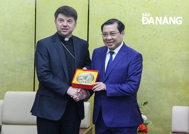 Da Nang People's Committee Chairman Huynh Duc Tho (right) playing host to Archbishop Marek Zalewski