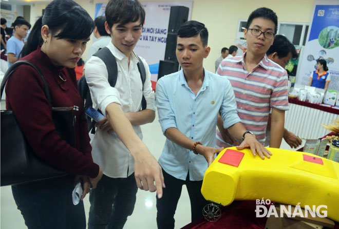 “Remote-controlled lifesaving buoy” has been created by a group of talented students from the city-based Duy Tan University.