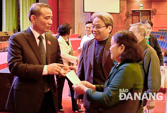 Bí thư Thành ủy Trương Quang Nghĩa lắng nghe tâm tư, nguyện vọng của cử tri bên lề buổi tiếp xúc.