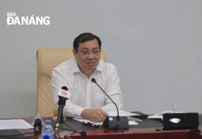 Chủ tịch UBND thành phố Huỳnh Đức Thơ đề nghị Sở Tài nguyên và Môi trường thực hiện đồng bộ giữa việc phân loại rác của người dân và đầu tư trang thiết bị phù hợp. Ảnh: KHANG NINH