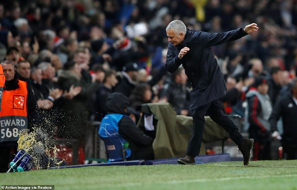 Mourinho đã đạp đổ, ném mạnh giá đựng nước của cầu thủ xuống đất trước sự hưởng ứng từ phía khán giả nhà.