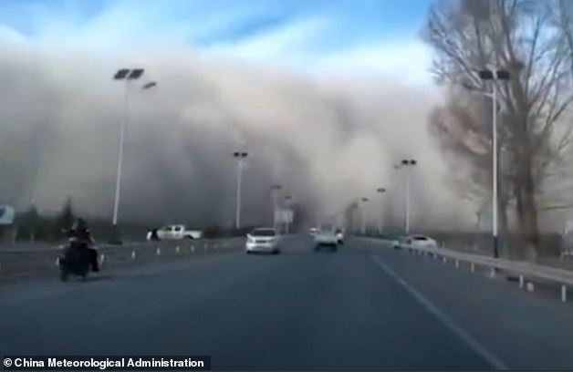 Hình ảnh các phương tiện vội vã chạy xa khỏi đường đi của bão cát. Ảnh: Cục Khí tượng Trung Quốc