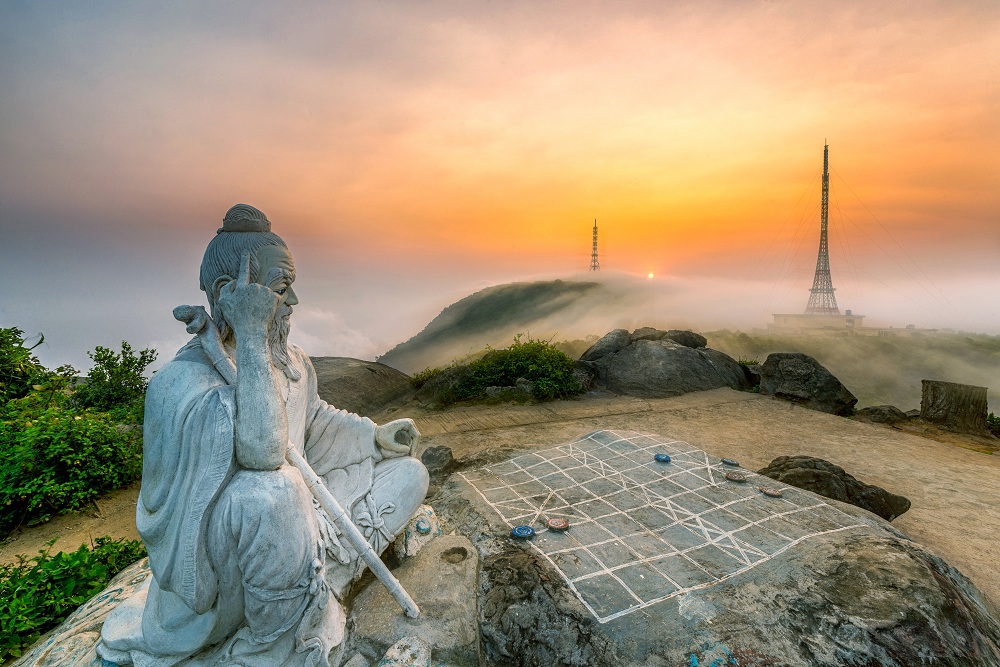 Bình minh đỉnh Bàn Cờ (Sunrise on Ban Co Peak) - Tác giả Nguyễn Trung Thu.