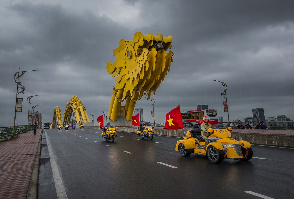 Cầu Rồng ngày mưa (Dragon Bridge on a rainy day) - Huỳnh Nam Đông