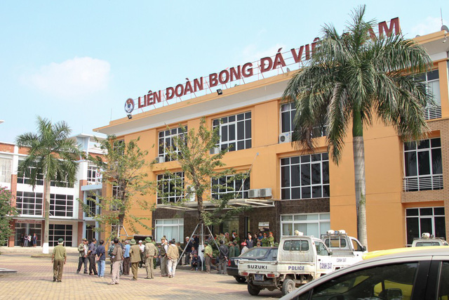 Nhiều người hâm mộ có mặt tại Liên đoàn Bóng đá Việt Nam (VFF).