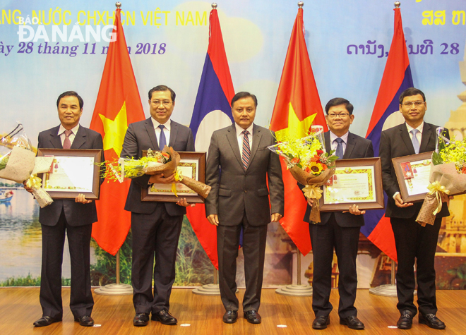 Santiphab Phomvihane, the Party Committee Secretary and Governor of Savannakhet Province (centre) presenting Laotian Orders to the Da Nang individuals for their outstanding achievements in implementing cooperation programmes with Savannakhet, and Laos in general, over the 2013 - 2017 period.