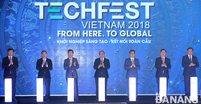 Thủ tướng Nguyễn Xuân Phúc (giữa) cùng lãnh đạo Trung ương và thành phố Đà Nẵng khai mạc Techfest 2018.        Ảnh: HOÀNG HIỆP