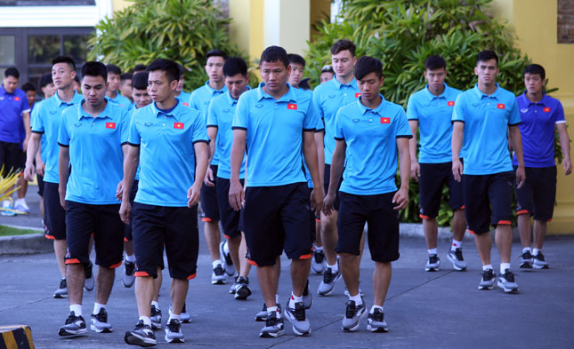 Các thành viên của đội tuyển Việt Nam chỉ đi bộ thả lỏng quanh khách sạn trong sáng 29-11, trước khi bước vào các buổi tập.Ảnh: ON Sport