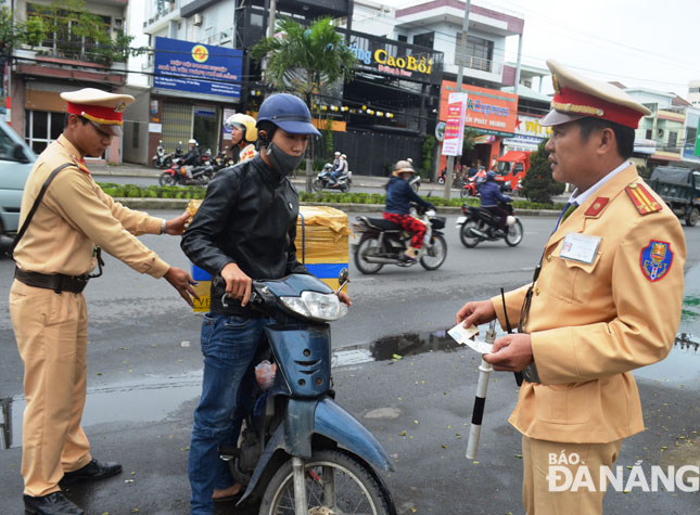 Cảnh sát giao thông Công an quận Thanh Khê kiểm tra, xử lý vi phạm trật tự an toàn giao thông trên địa bàn.