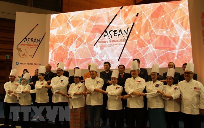 Organisers and chefs from ASEAN countries pose for a photo at the ASEAN Culinary Festival 2018 in Seoul (Photo: VNA)