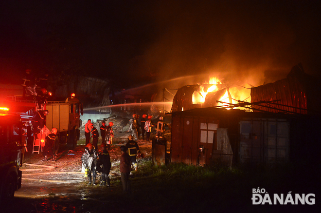 The paint warehouse and the equipment repair workshop being covered by the violent fire lasting for nearly 3 hours