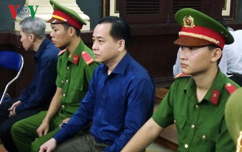 Bị cáo Phan Văn Anh Vũ (thứ 2 từ phải qua) tại phiên tòa.