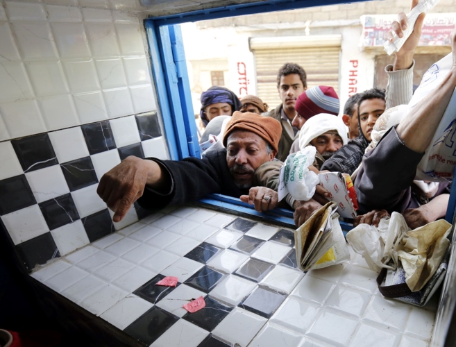 Những người dân Yemen đến nhận bánh mì miễn phí tại một cửa hàng từ thiện địa phương trong bối cảnh quốc gia này đang thiếu lương thực trầm trọng. Theo các báo cáo, gần 22 triệu người Yemen trong tổng số dân 28 triệu dân đang cần cứu trợ nhân đạo khi tình trạng khan hiếm thức ăn ngày càng gia tăng. 
