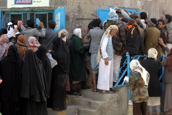 Người dân Yemen đứng trước một cửa hàng bánh mì miễn phí ở Yemen ngày 28/11/2018. 