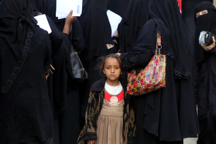 Một em nhỏ đứng chờ bên ngoài cùng những người dân Yemen vừa phải rời nhà cửa để tới một trung tâm sơ tán do giao tranh xảy ra./. 