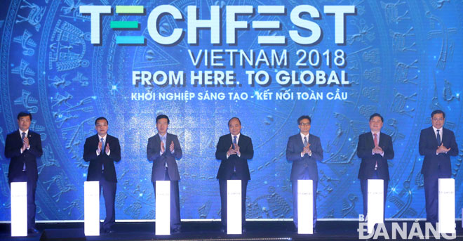 Prime Minister Nguyen Xuan Phuc, along with representatives from national government agencies and the Da Nang authorities attending the 