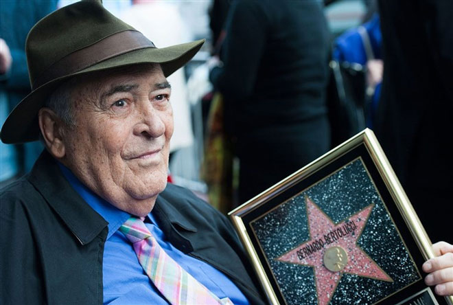 Đạo diễn Bertolucci tại lễ gắn ngôi sao 5 cánh, vinh danh ông trên Đại lộ Danh vọng của Hollywood. Ảnh: NBC News