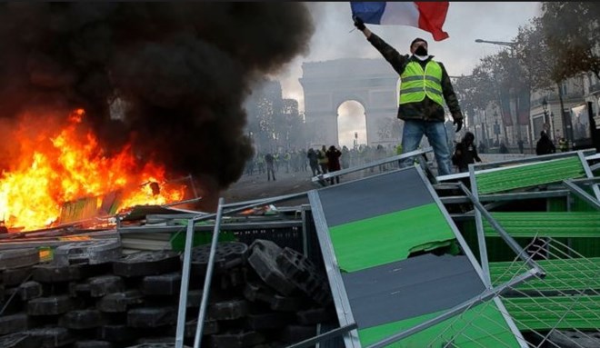 Pháp nhượng bộ người biểu tình, dừng tăng thuế nhiên liệu