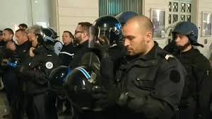 Video cảnh sát Pháp bỏ mũ bảo hiểm, làm hòa với người biểu tình gây sốt