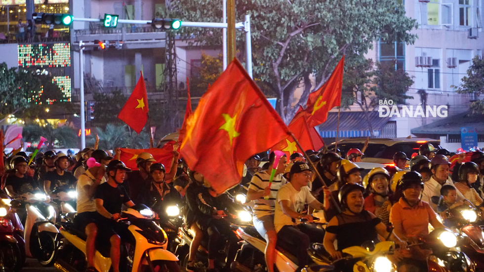 Người dân Đà Nẵng đổ ra đường mừng đội tuyển Việt Nam vào chung kết AFF Cup