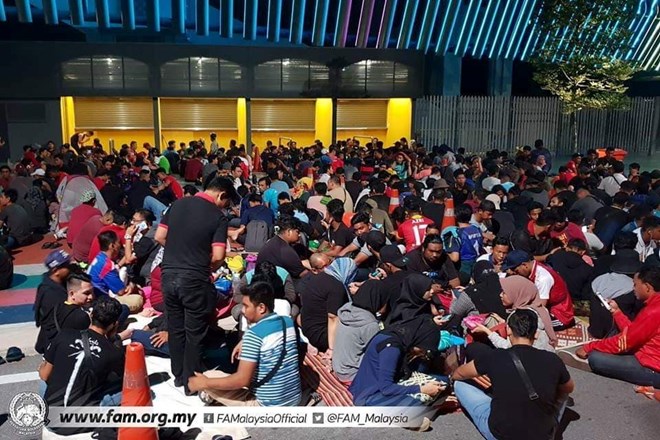 Hàng nghìn CĐV xếp hàng qua đêm chờ mua vé trận Malaysia-Việt Nam