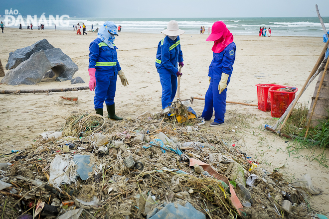 Triển khai dọn dẹp rác trên bãi biển sau mưa lớn