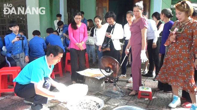 Giáo viên, học sinh Hàn Quốc thăm làng nghề truyền thống Đà Nẵng
