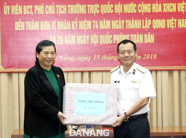 Phó Chủ tịch Thường trực Quốc hội Tòng Thị Phóng thăm Bộ Tư lệnh Vùng 3 Hải quân