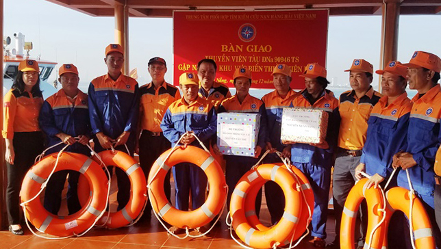 8 thuyền viên và tàu ĐNa 90946 TS được đưa về Đà Nẵng an toàn