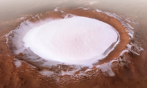 Miệng núi lửa rộng 82 km phủ băng trắng xóa trên sao Hỏa
