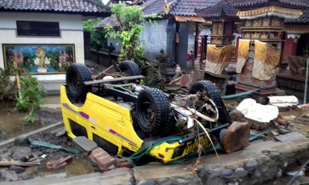 Cảnh tượng tan hoang tại Indonesia sau trận sóng thần khiến 62 người chết