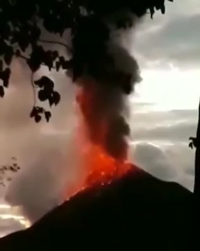 [Video] Cận cảnh núi lửa Krakatoa ở Indonesia phun trào gây sóng thần
