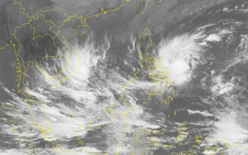 Áp thấp nhiệt đới gần Biển Đông, gió giật cấp 9
