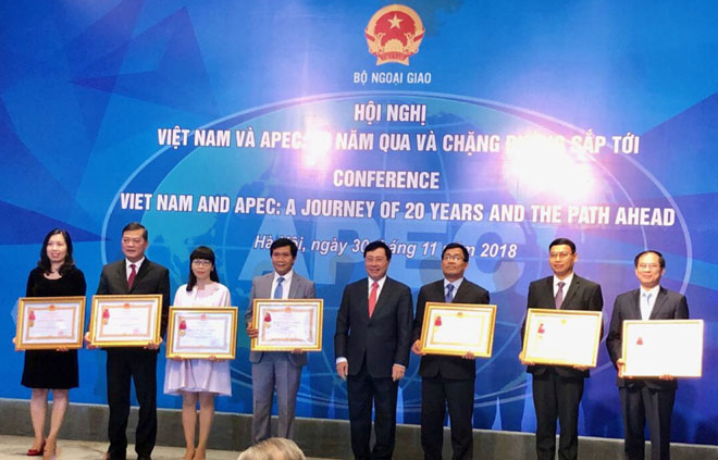 Phó Chủ tịch UBND thành phố Hồ Kỳ Minh (thứ 2 từ phải sang) nhận Huân chương Lao động hạng nhì của Chủ tịch nước tặng thưởng cho thành phố Đà Nẵng. 