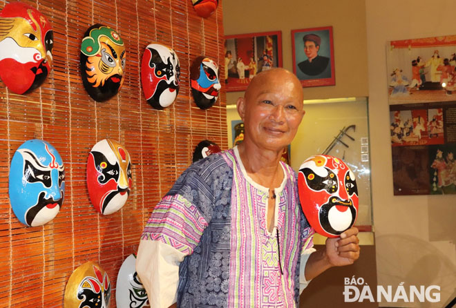 Mỗi khi có cơ hội, nghệ nhân Bùi Quý Phong đều tìm cách giới thiệu những đặc trưng của mặt nạ tuồng Việt Nam đến du khách.