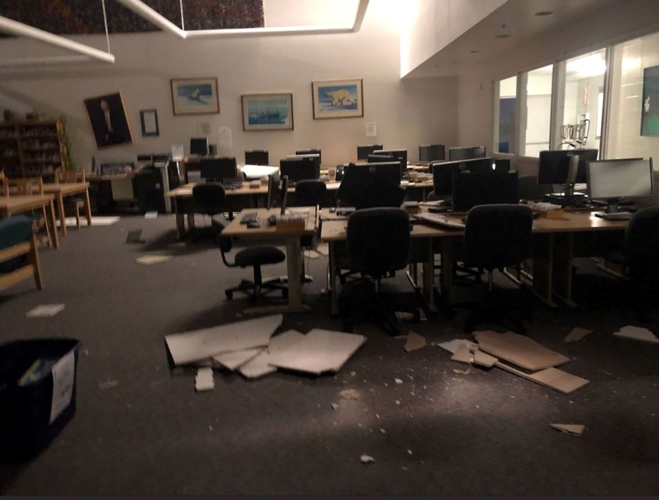 Một văn phòng bị xáo trộn sau trận động đất. Ảnh: Twitter