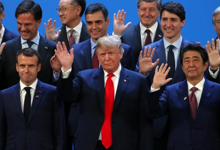 Từ trái qua phải hàng đầu tiên: Tổng thống Pháp Emmanuel Macron, Tổng thống Mỹ Donald Trump và Thủ tướng Nhật Bản Shinzo Abe trong bức ảnh tập thể tại G-20.