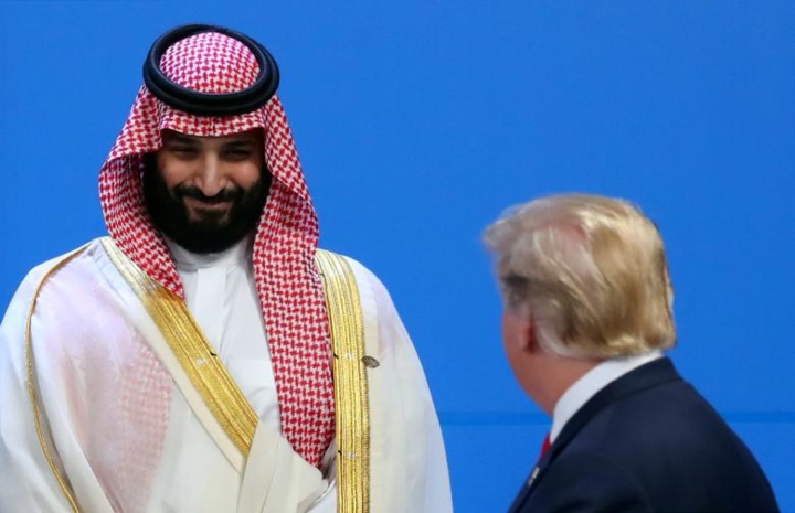 Tổng thống Mỹ Donald Trump nhìn về phía Thái tử Saudi Arabia Mohammed bin Salman.